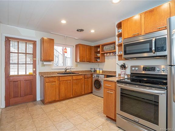 4th image of 1660 Farmington Ave APT 2