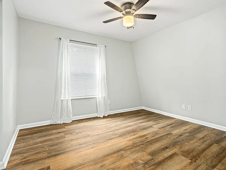 210 N Ross St #E — Photo 8