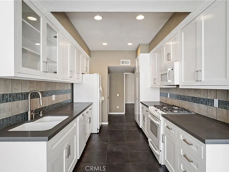 4313 Van Nuys Blvd #203 — Photo 13