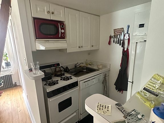 3rd image of 201 E 81st St APT 4B