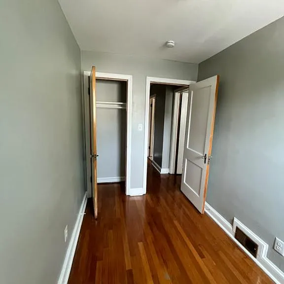 2327 13th Pl NE — Photo 8