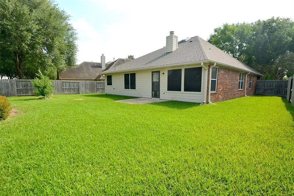 3 bed, 2.0 bath, 1899 sqft, $2,000 — Photo 2