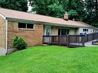 1089 Woodlawn Dr, Coraopolis, PA 15108