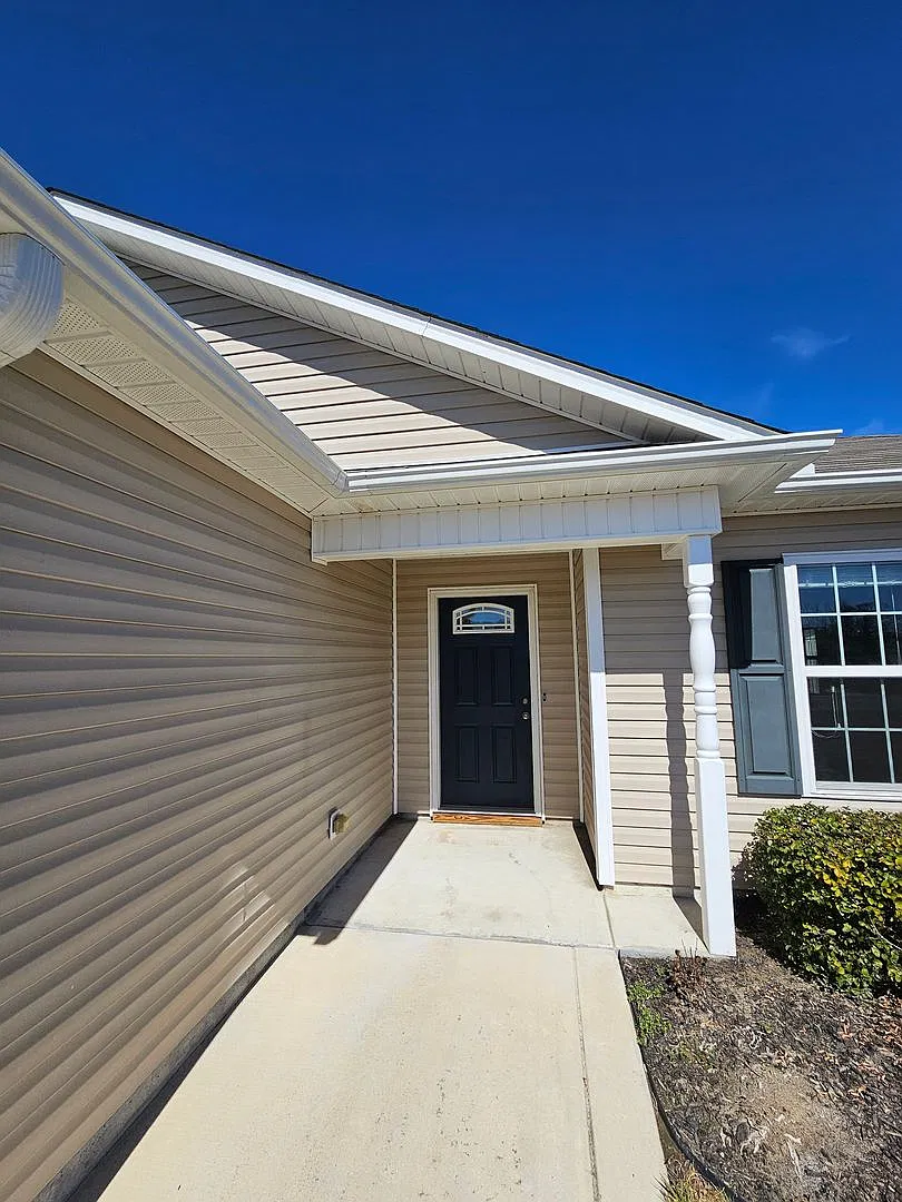 Spacious 3 Bedroom 2 Bathroom Home on Half an Acre — Photo 3