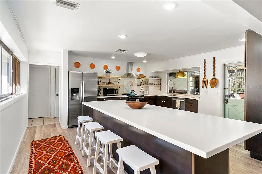 4 bed, 2.0 bath, 2321 sqft, $3,500 — Photo 3