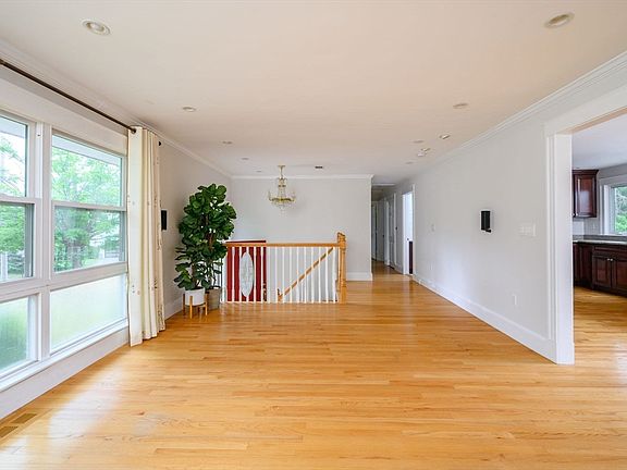4th image of 79 Hilltop St