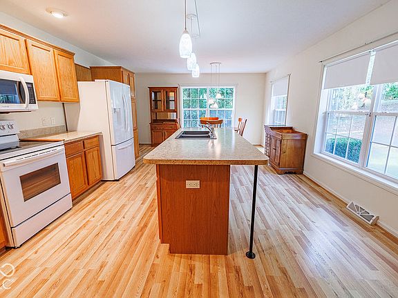 3rd image of 4006 Little Creek Dr S