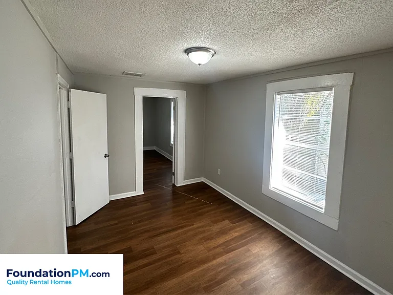 1596 Barton St — Photo 12