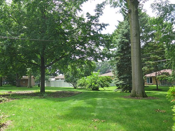 4th image of 1049 Meadview Dr