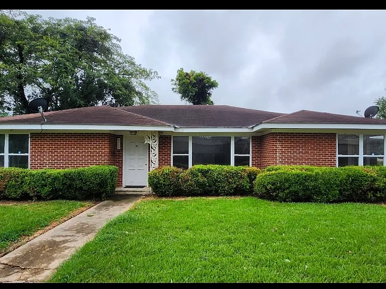 2110 Cabrini Ave — Photo 1