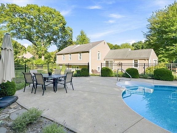 3rd image of 3 Copper Beech Dr