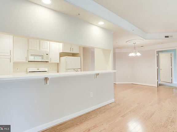 3rd image of 901 N Monroe St APT 204