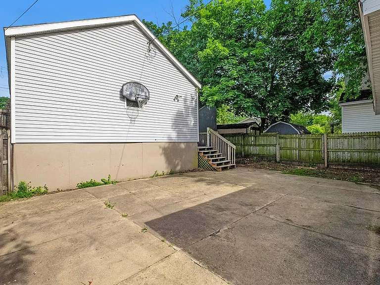 960 Pine Ave NW — Photo 26