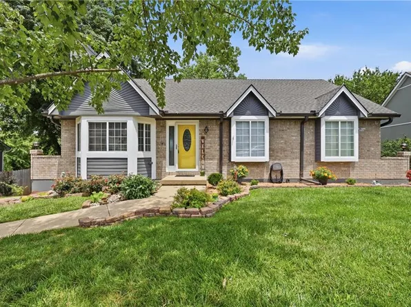 302 SW 24th St, Oak Grove, MO 64075