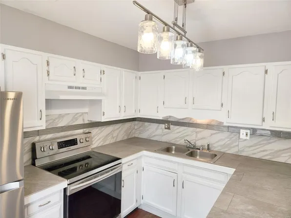 8795 Sieloff Dr, Hazelwood, MO 63042