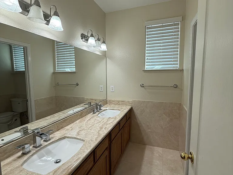 2616 Robinwood Ave — Photo 8