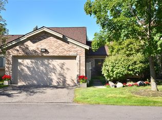 27295 Apple Blossom Ln, Southfield, MI 48034