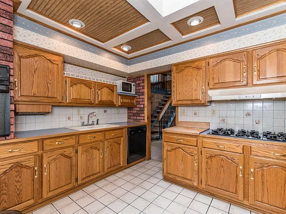 5th image of 4064 Larchview Dr