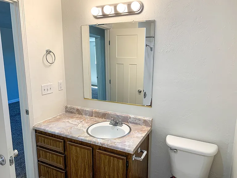 Apartment in West Salem near banks, shopping areas, bus lines, and downtown! ~ Colonial — Photo 61