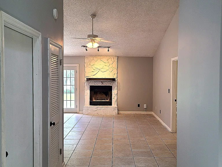 121 Foxwood Cir — Photo 3