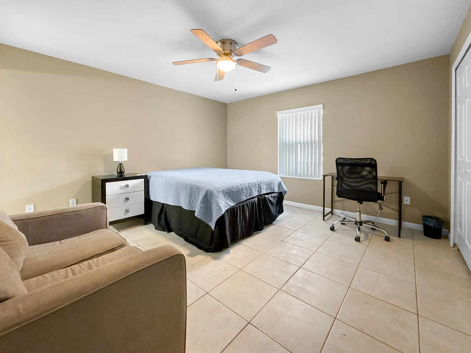 4 bed, 2.0 bath, 1608 sqft, $1,594 — Photo 2