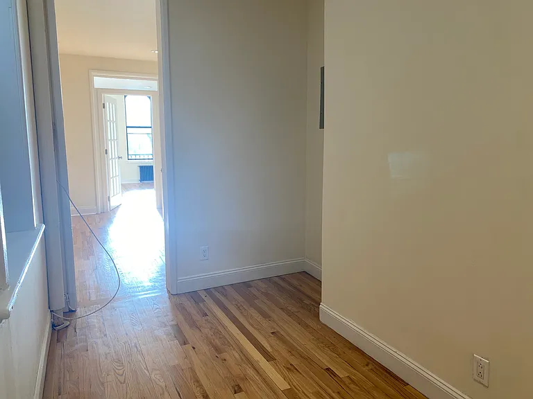 323 E 10th St #10 — Photo 6