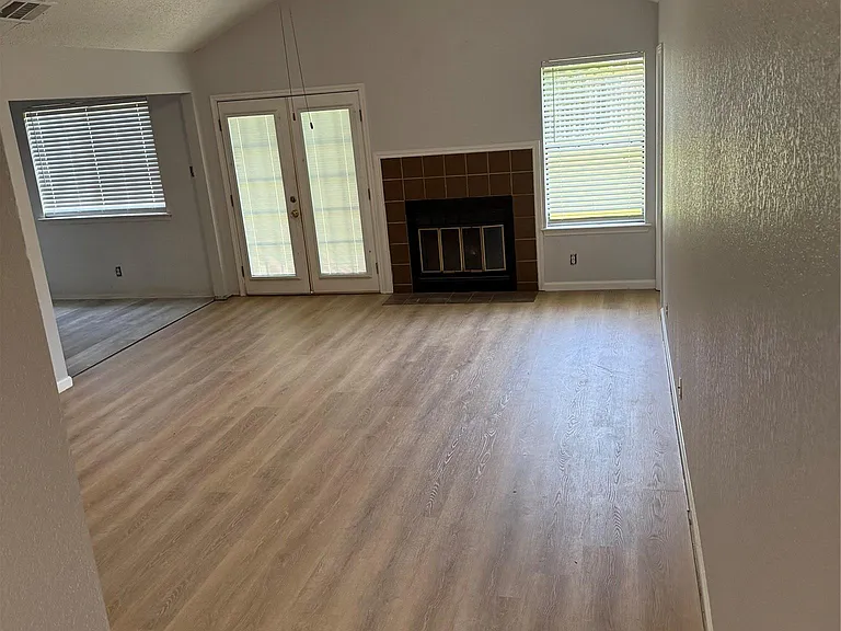 1100 E Logan St — Photo 5