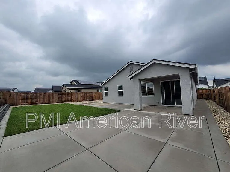 5033 Rialto Dr — Photo 18