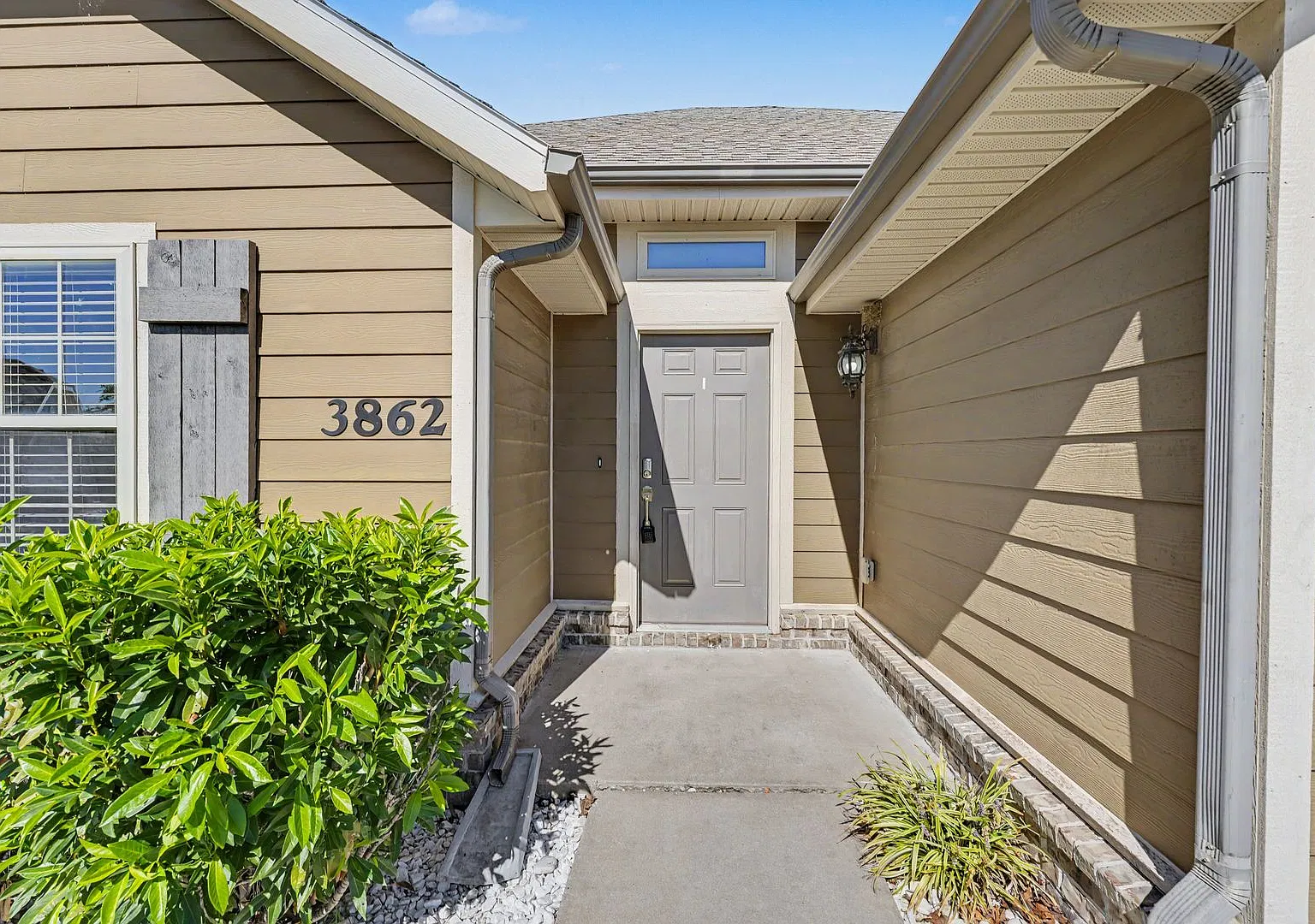 Beautiful 3 Bed / 2 Bath Home with Modern Upgrades & Huge Backyard MoveIn Ready ASAP — Photo 1