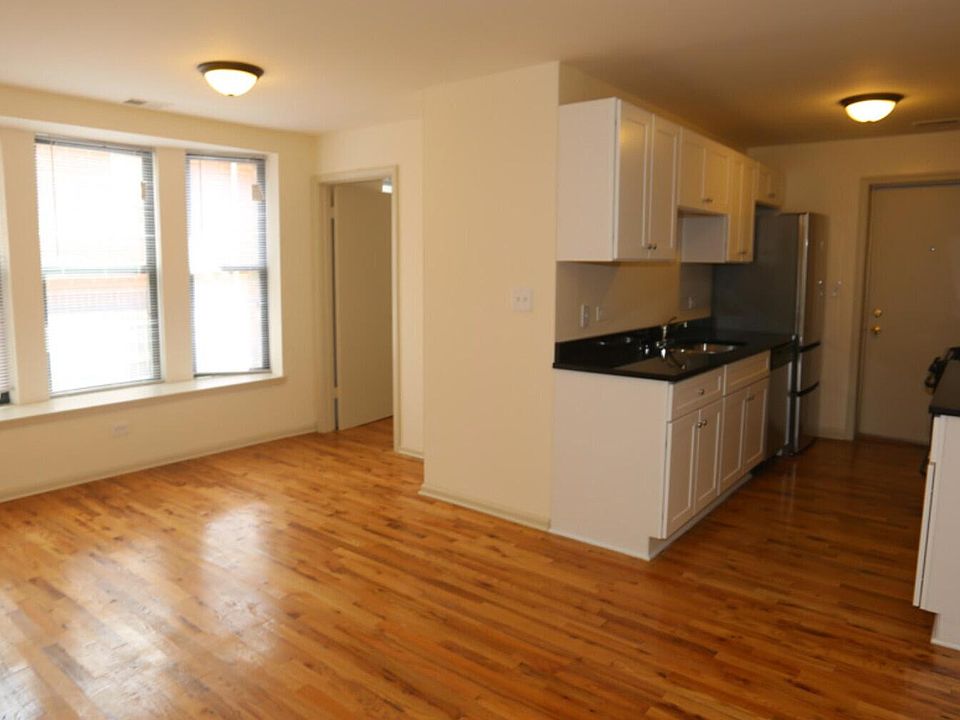 1st image of 4655 N Malden St Unit 1