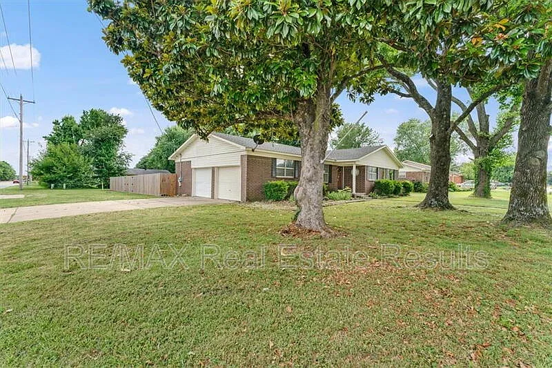 3 bed, 2.0 bath, 1702 sqft, $1,750 — Photo 2