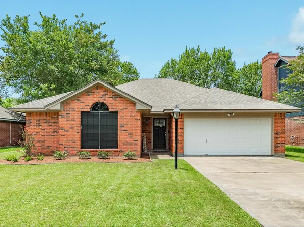 112 Papaya St, Lake Jackson, TX 77566