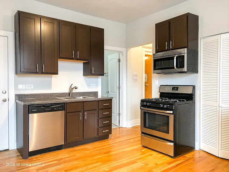 2656-58 W. Iowa St./907 N. Washtenaw Ave. — Photo 1