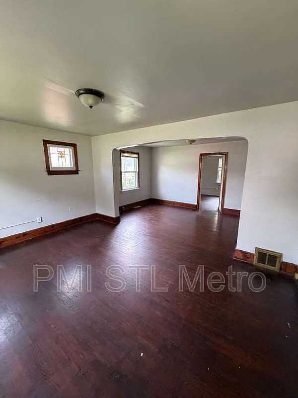 2 bed, 1.5 bath, 918 sqft, $995 — Photo 2
