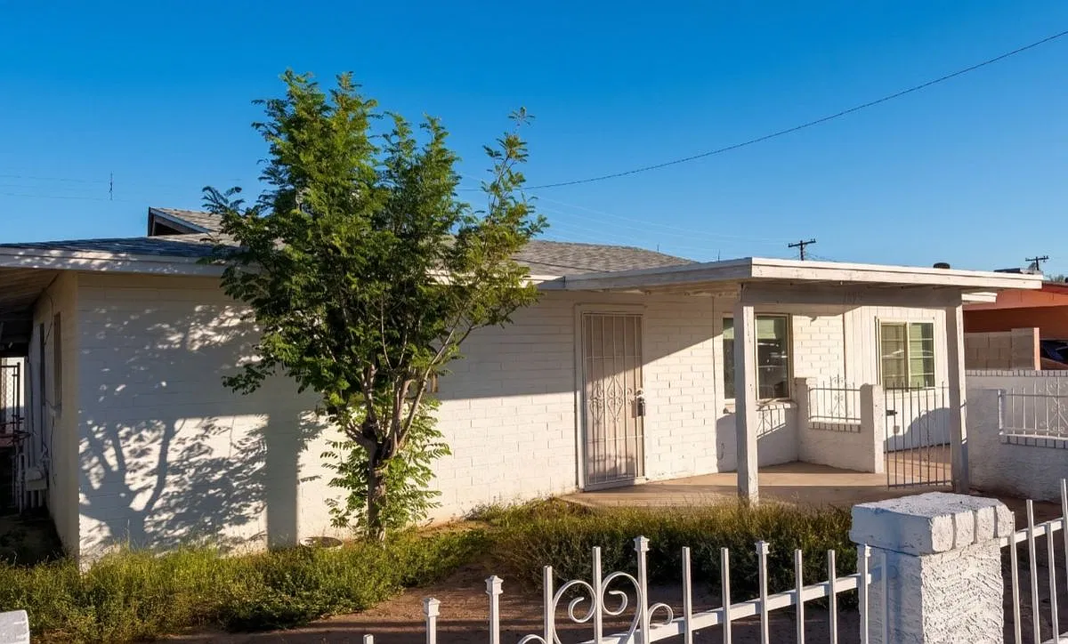 5 bed, 2.0 bath, 1374 sqft, $2,350 — Photo 2