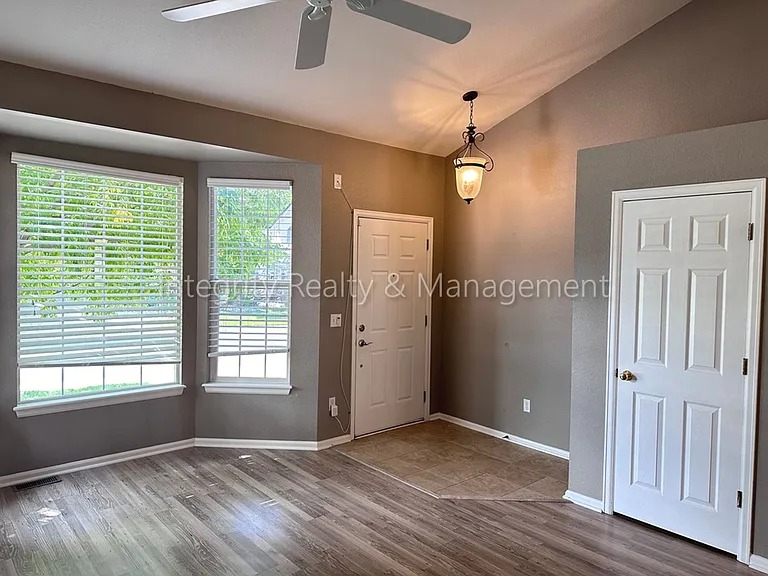 1041 Laurenwood Ln — Photo 7