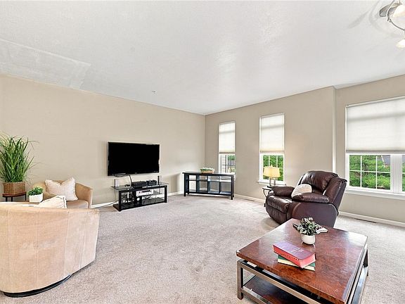 5th image of 920 Royal Ct