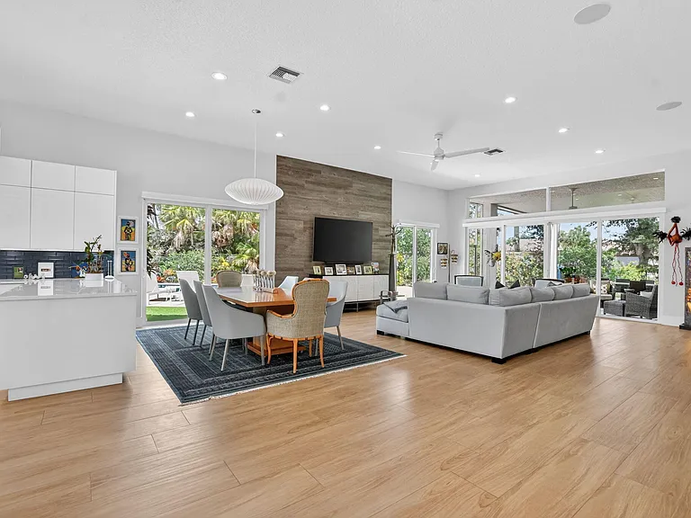 7843 Villa D Este Way — Photo 1