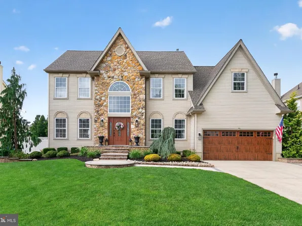 28 Canyon Dr, Berlin, NJ 08009