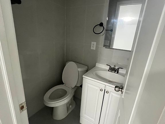 3rd image of 917 Willoughby Ave #4