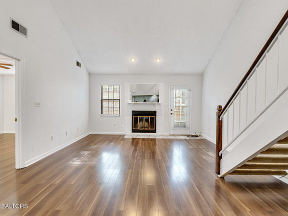 4th image of 422 Amanda Cir