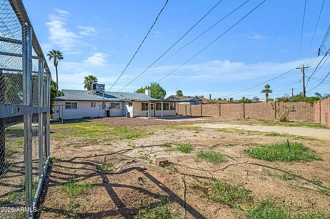 Building Photo - 110 W Del Rio Dr