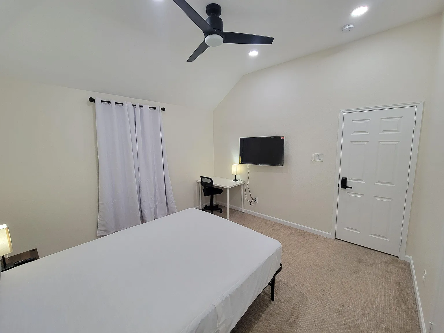 4 bed, 3.0 bath, 2882 sqft, $455 — Photo 2
