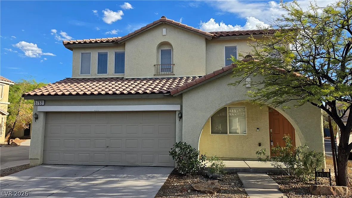3 bed, 2.5 bath, 1476 sqft, $1,877 — Photo 1