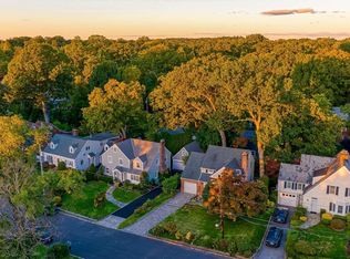 16 Briarcliff Dr, Port Washington, NY 11050