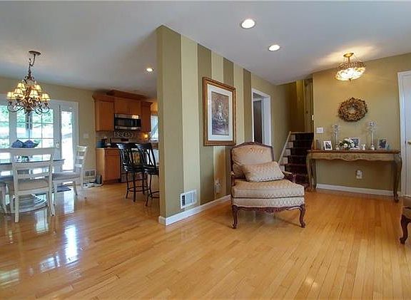 3rd image of 8 Foxwood Ave