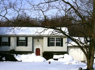 9060 Old Meadow Dr, Chagrin Falls, OH 44023