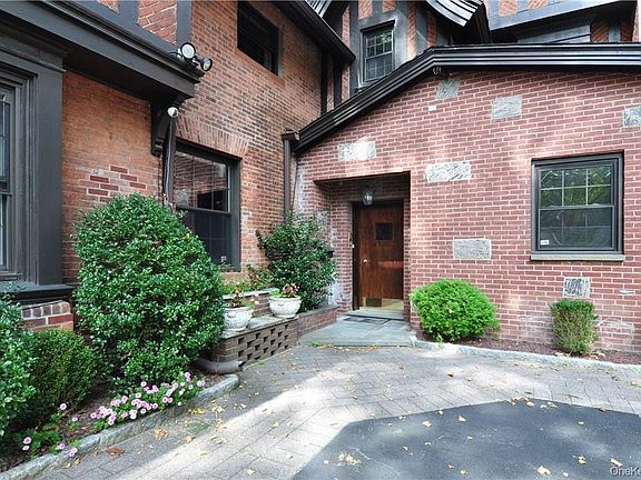 2nd image of 136 Harriman Rd APT 2