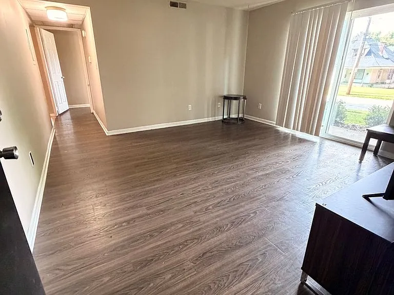 440 E Madison St — Photo 2