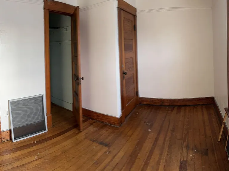 904 6th Ave — Photo 3